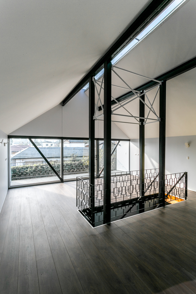 Casa Caballete — detalle de pilares tubulares 135×135 mm de acero, arquitecto Alejandro Soffia